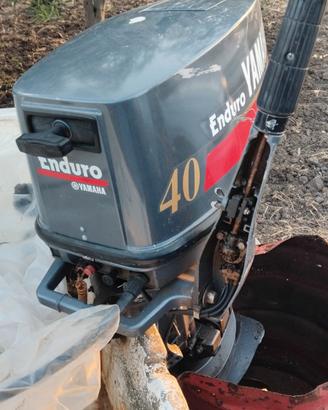 Motore Yamaha 40 con due barche ed un carrello