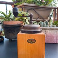 Antico macinino di legno