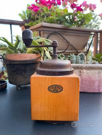 Antico macinino di legno