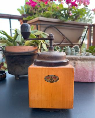 Antico macinino di legno