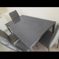 Cucina con tavolo e sedie