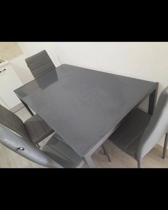 Cucina con tavolo e sedie