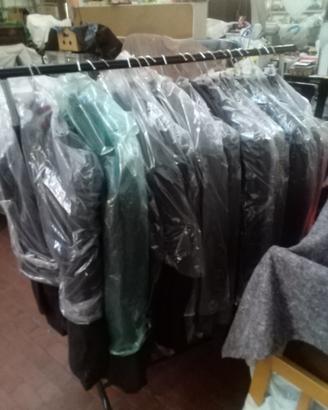 Vestiti completi di marca usati poco