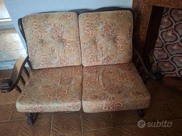 Divano due posti con struttura in legno 