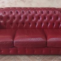 Divano in pelle rossa tipo Chester 