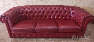 Divano in pelle rossa tipo Chester 