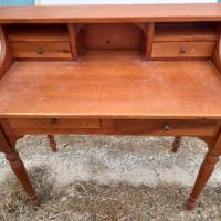 Scrivania in legno  vintage con cassetti –