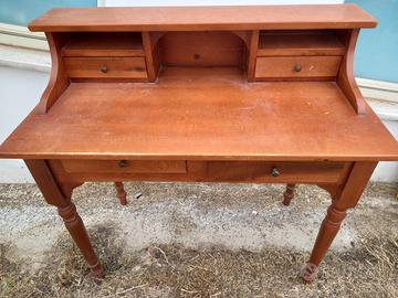 Scrivania in legno  vintage con cassetti –