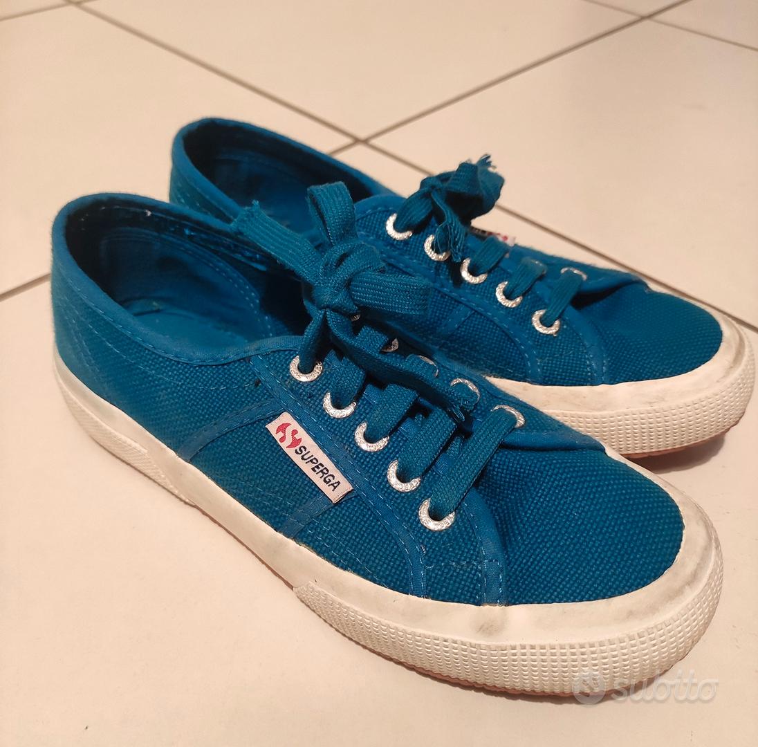 Superga 2024 blu indossate