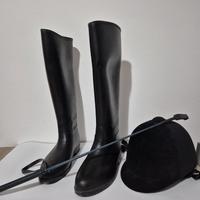 stivali n. 41, cap e frustino da cavallerizzo