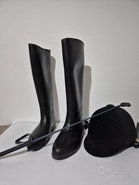 stivali n. 41, cap e frustino da cavallerizzo