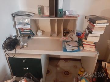 scrivania con cassettiera e classificatore 