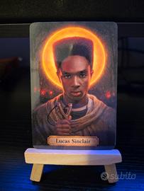 Santino artistico Stranger Things Lucas Sinclair