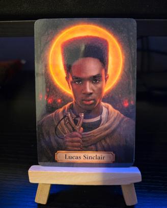 Santino artistico Stranger Things Lucas Sinclair