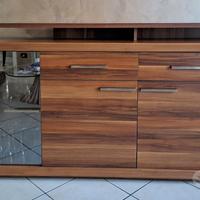 Sala con credenza e tavolo di design