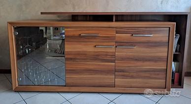 Sala con credenza e tavolo di design