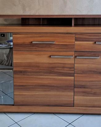 Sala con credenza e tavolo di design