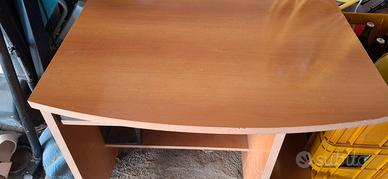 scrivania in legno color marrone chiaro