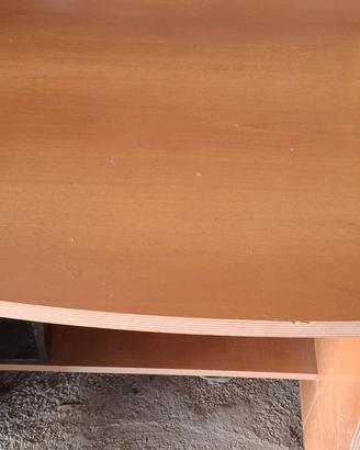 scrivania in legno color marrone chiaro