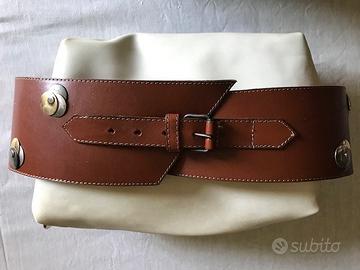 Cintura in pelle con borchie