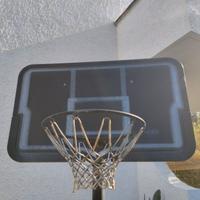 Palo con cesto da pallacanestro