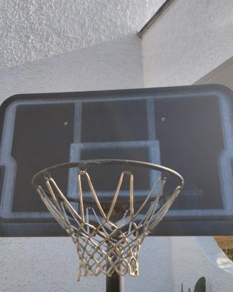 Palo con cesto da pallacanestro
