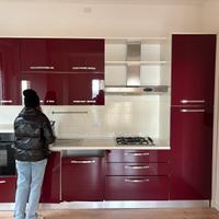 Cucina con elettrodomestici