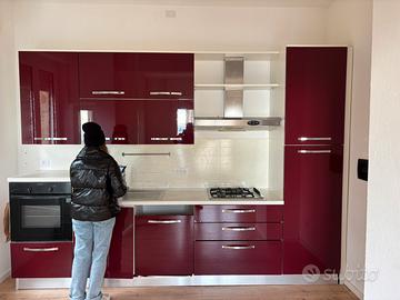 Cucina con elettrodomestici