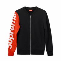 Felpa Supreme con zip nera con manica rossa logo S