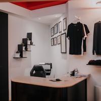 Reception in marmo angolare per ufficio o palestra