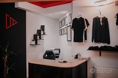 Reception in marmo angolare per ufficio o palestra