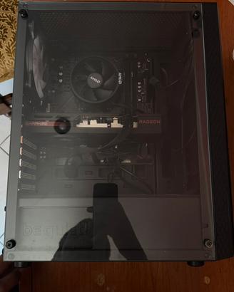 Gaming pc con monitor, tastiera e mouse