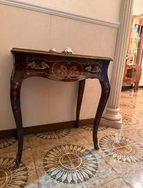 Tavolo antico in stile Luigi XV con intrasi