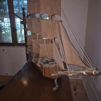 Due grandi velieri in legno fatti a mano