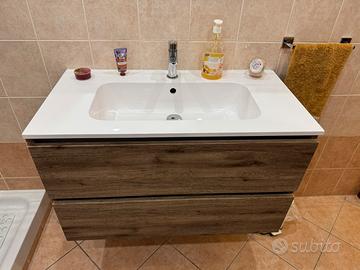 Mobile sospeso completo di lavabo e rubinetteria