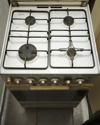 cucina a gas con forno e 4 fuochi 