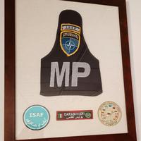 quadri con omerali da giacca/mimetica e distintivi