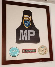 quadri con omerali da giacca/mimetica e distintivi