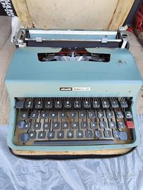 Macchina da scrivere con custodia