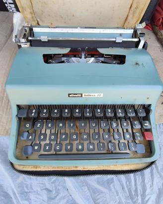 Macchina da scrivere con custodia