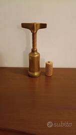 Antico cavatappi ottone pesante