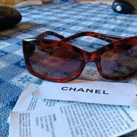 occhiali da sole Chanel perfetti nella loro custod
