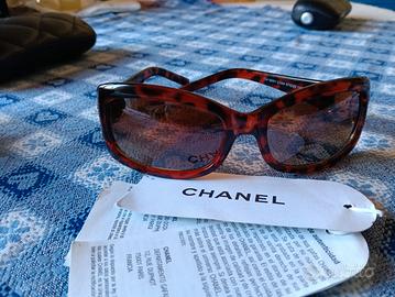 occhiali da sole Chanel perfetti nella loro custod