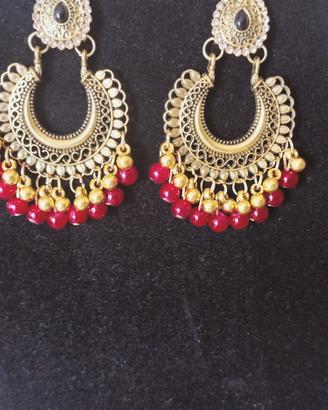 orecchini in metallo con pietre rosse
