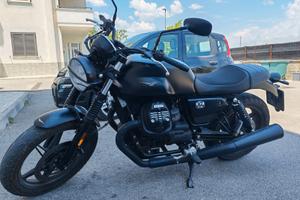 Moto Guzzi V7 stone nera