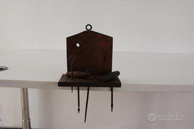 Vecchi attrezzi da lavoro con supporto in legno