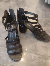 Scarpe nere con tacco e borchiette