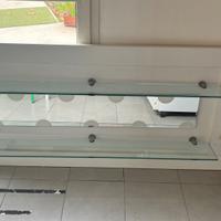 Pareti con mensole in vetro