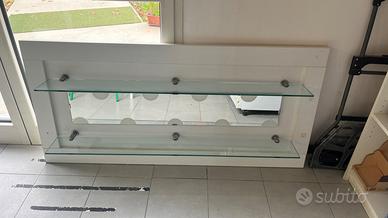 Pareti con mensole in vetro