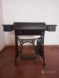 Macchina da cucire antica 